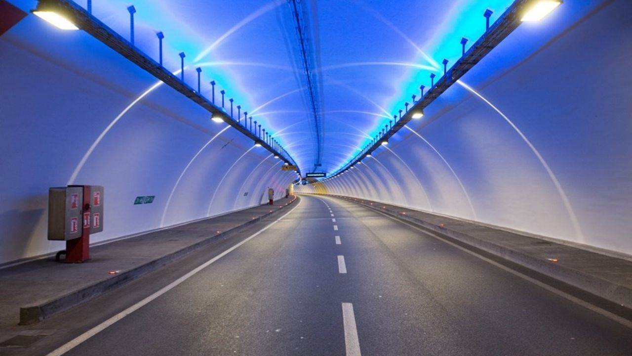 Avrasya Tüneli’nde bir araçta yangın çıktı. Tünelde ulaşım geçici süreyle