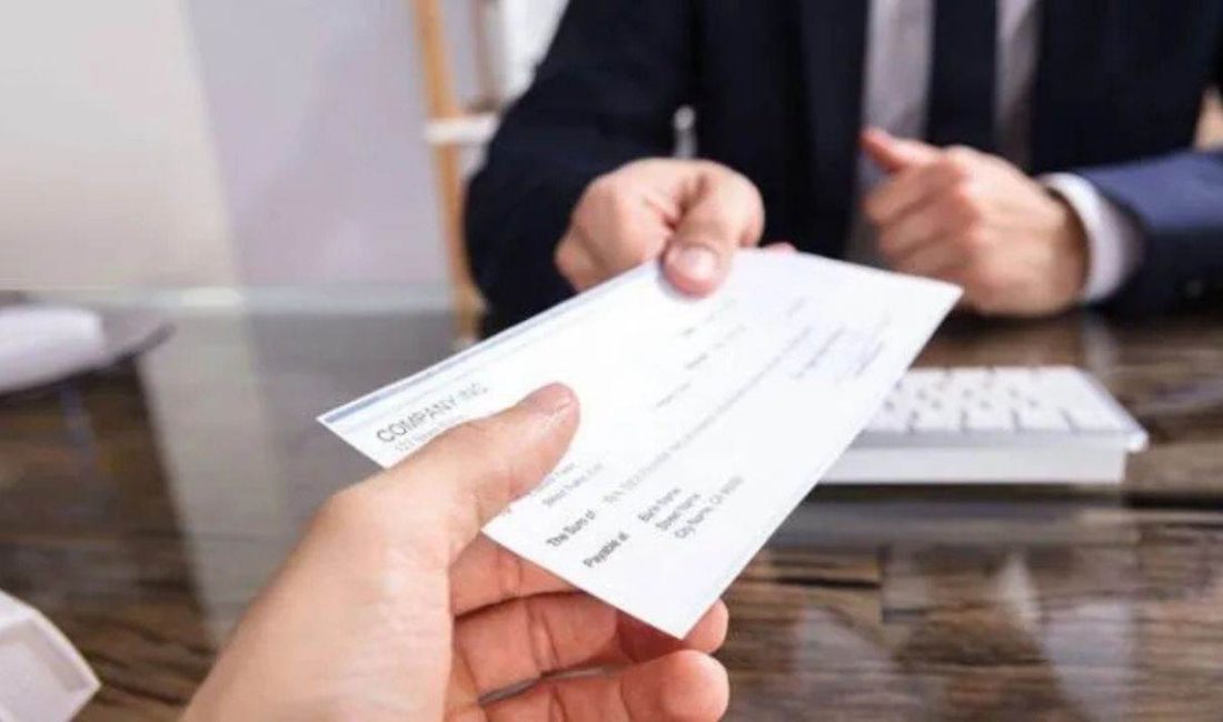 Ticari hayatın bel kemiği olan çeklerde büyük kriz yaşanıyor. 2004