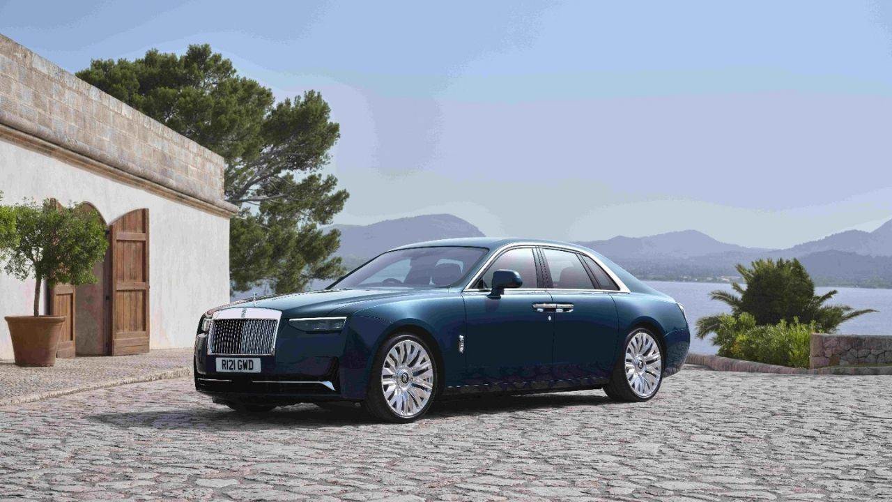 Rolls-Royce, yeni Ghost Series II’yi üç farklı versiyonla piyasaya sürdü.