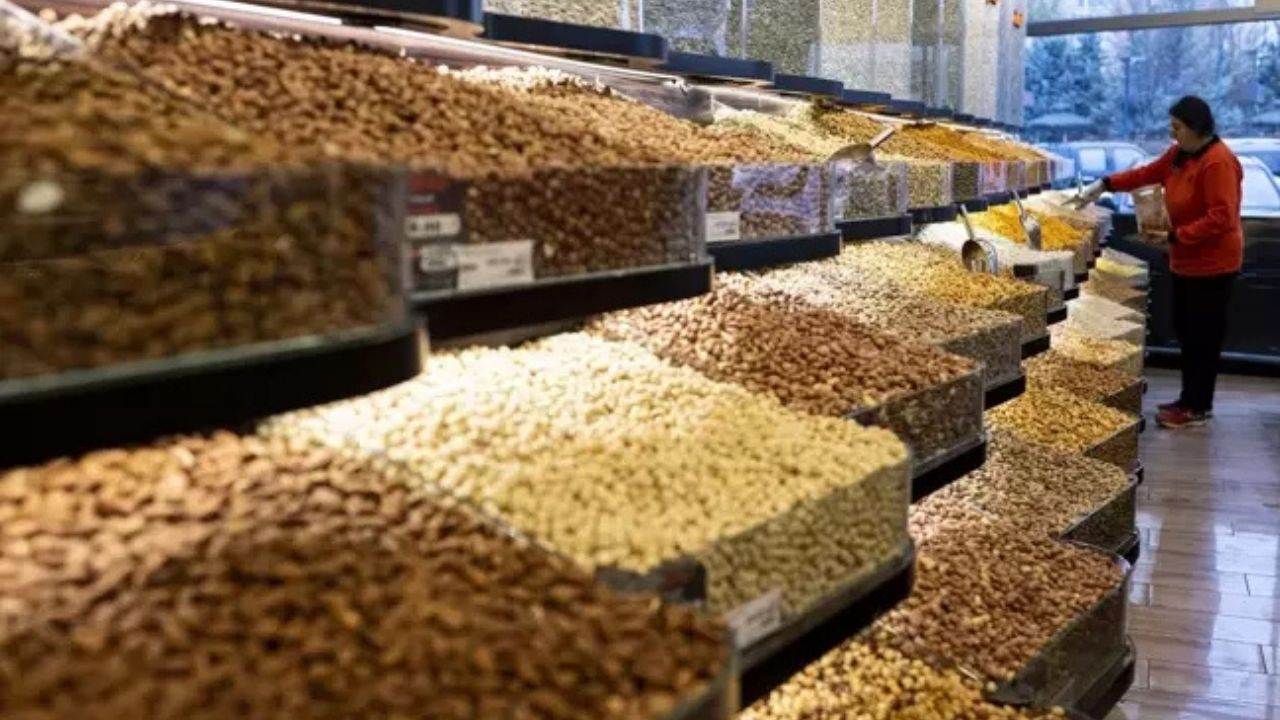 Yılbaşına sayılı günler kala çarşıdaki hareketlilik sürüyor.  Yılbaşını evde karşılayacakların