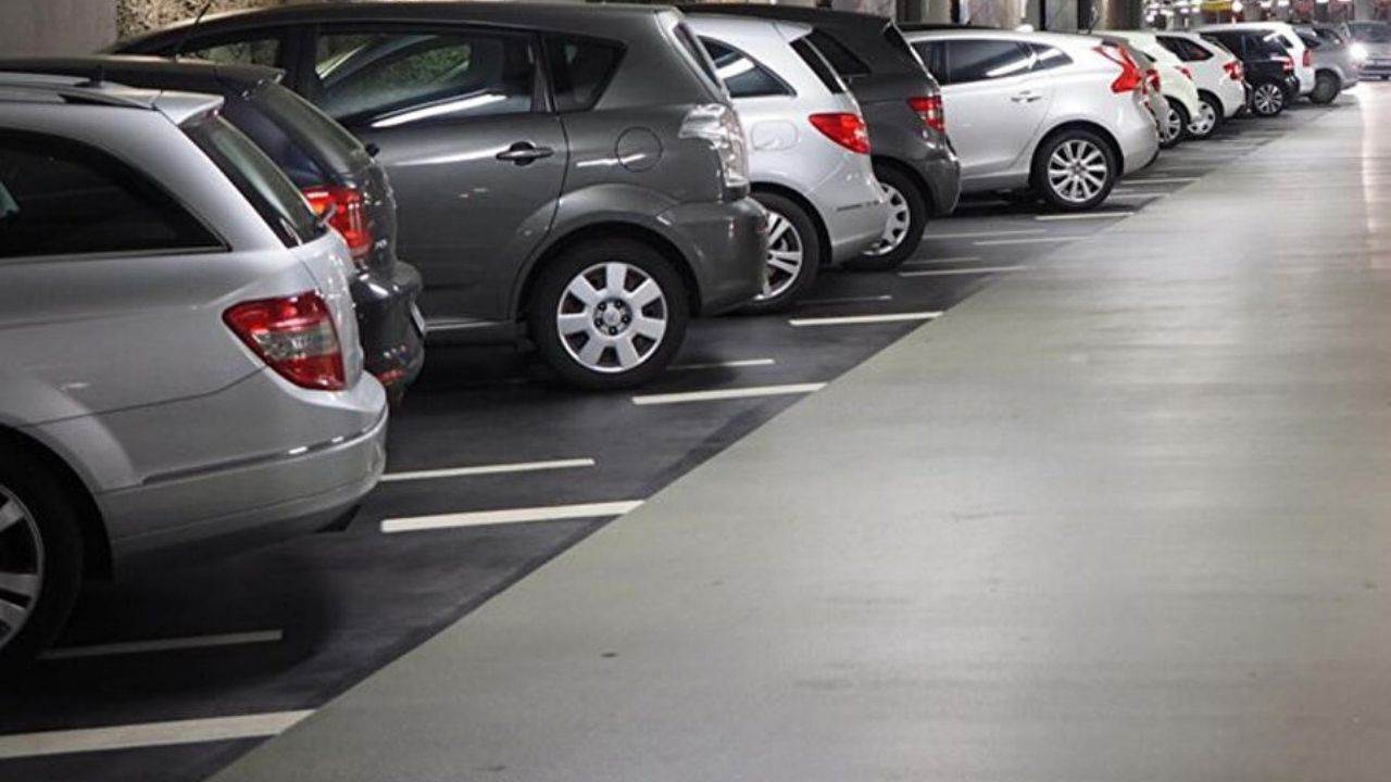 İstanbul genelinde park sorunu devam ederken,  vatandaşlar araçlarını özel otoparka
