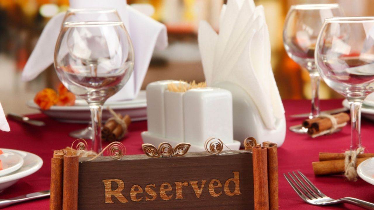 İşletmelerin müşterilerinden rezervasyon ücreti talep etmeye başlaması, özellikle restoranlarda dikkat