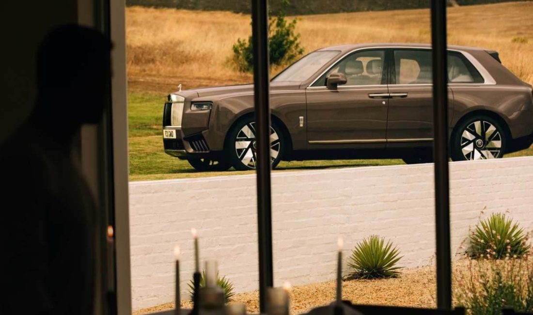 SUV’ların Rolls-Royce’u olarak adlandırılan Cullinan’ın yeni ifadesi Cullinan II ve asi alter egosu Black Badge Cullinan II tanıtıldı. 2018’de