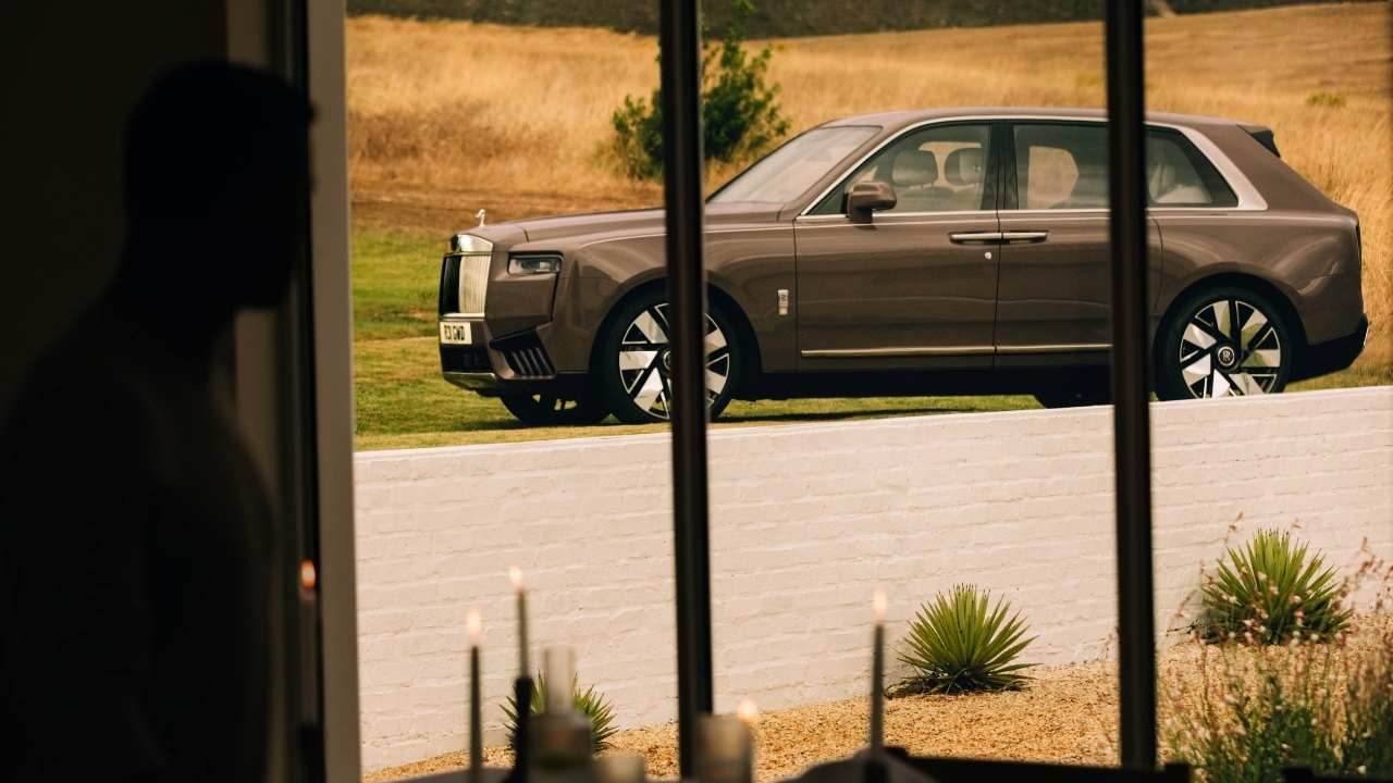 SUV’ların Rolls-Royce’u olarak adlandırılan Cullinan’ın yeni ifadesi Cullinan II ve asi alter egosu Black Badge Cullinan II tanıtıldı. 2018’de