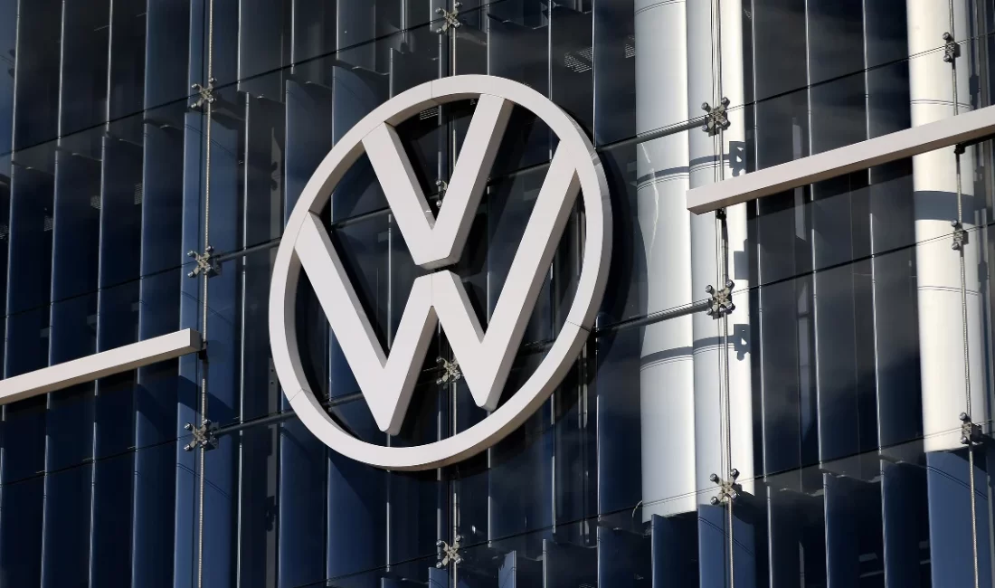 Volkswagen Grubu, iki buçuk ay sonra kar tahminlerini tekrar düşürürken,