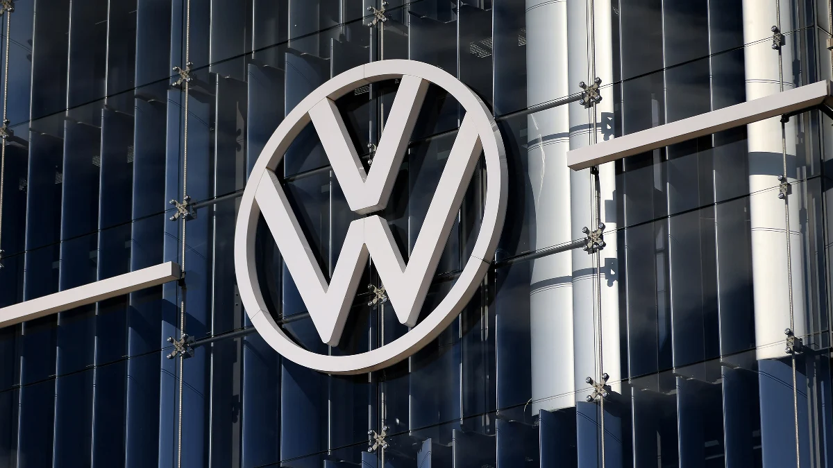 Volkswagen Grubu, iki buçuk ay sonra kar tahminlerini tekrar düşürürken,