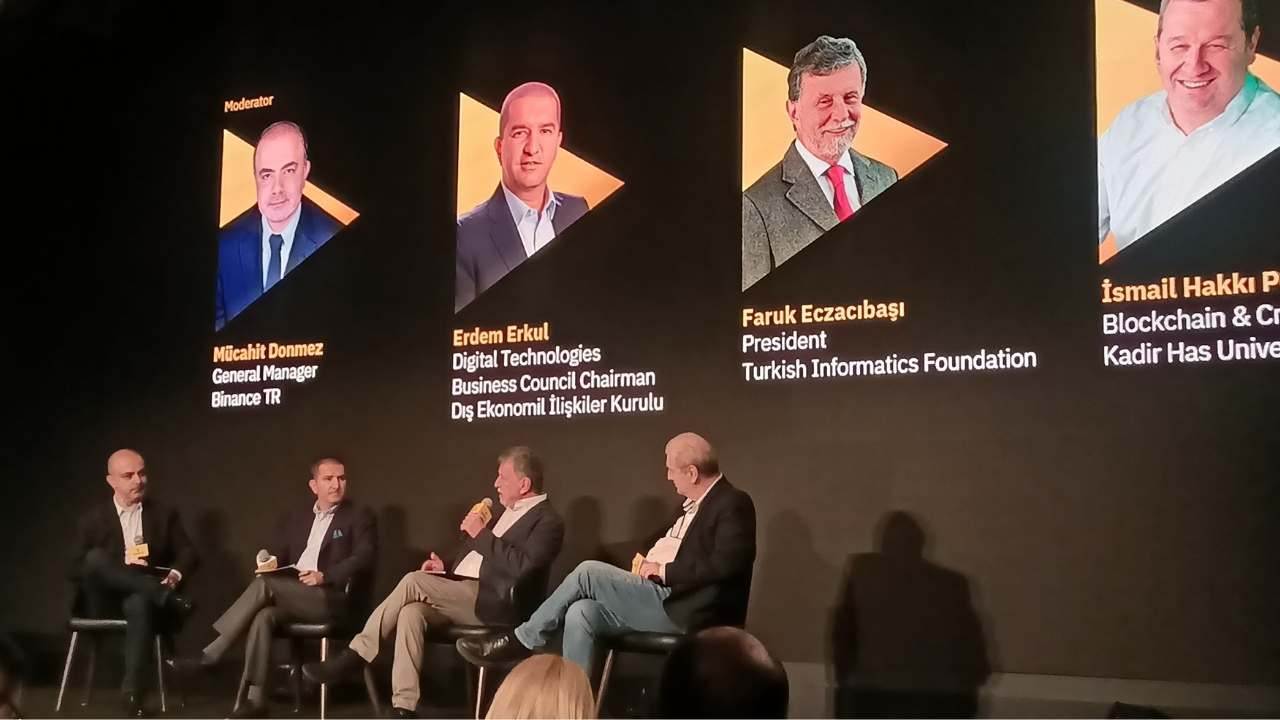 Binance Blockchain Week İstanbul zirvesinde konuşan Türkiye Bilişim Vakfı Başkanı