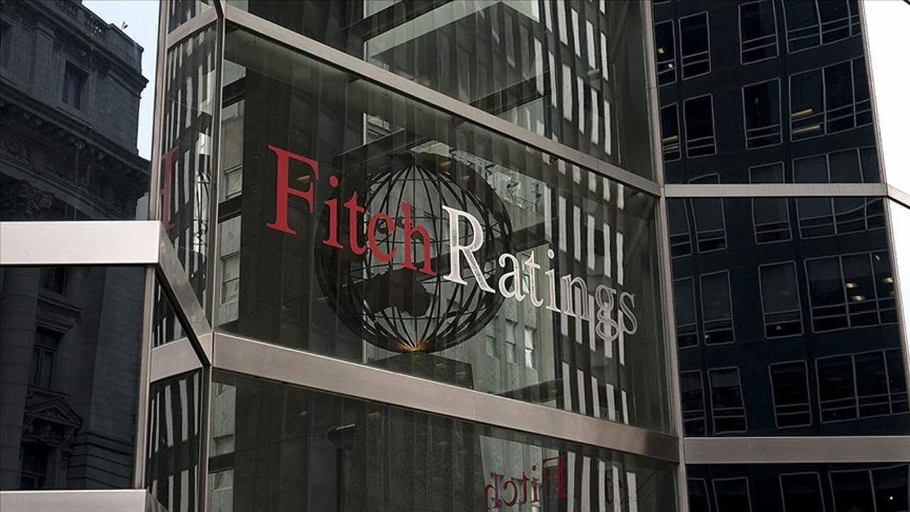 Fitch, Türkiye’nin kredi notunu “B”den “B+”ya yükseltirken, not görünümünü de