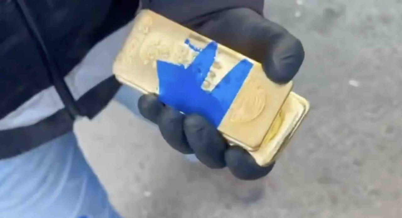 Hakkari’de aranan bir araçtan 221 kilo kaçak külçe altın çıktı.