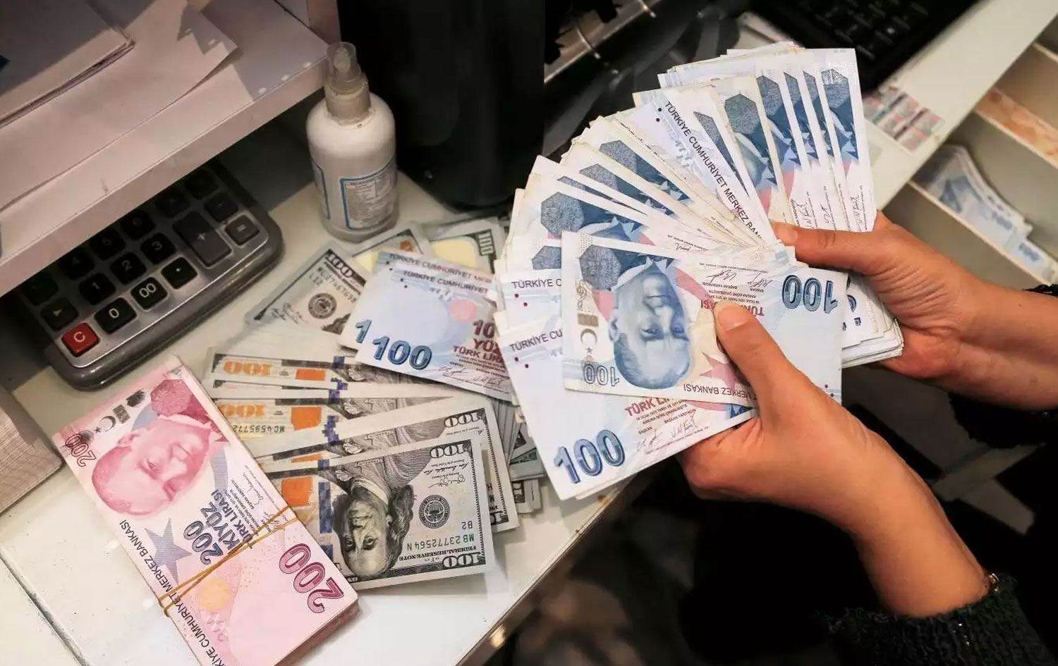 Kur korumalı TL mevduat ve katılma hesaplarındaki düşüş sürdü. Bankacılık