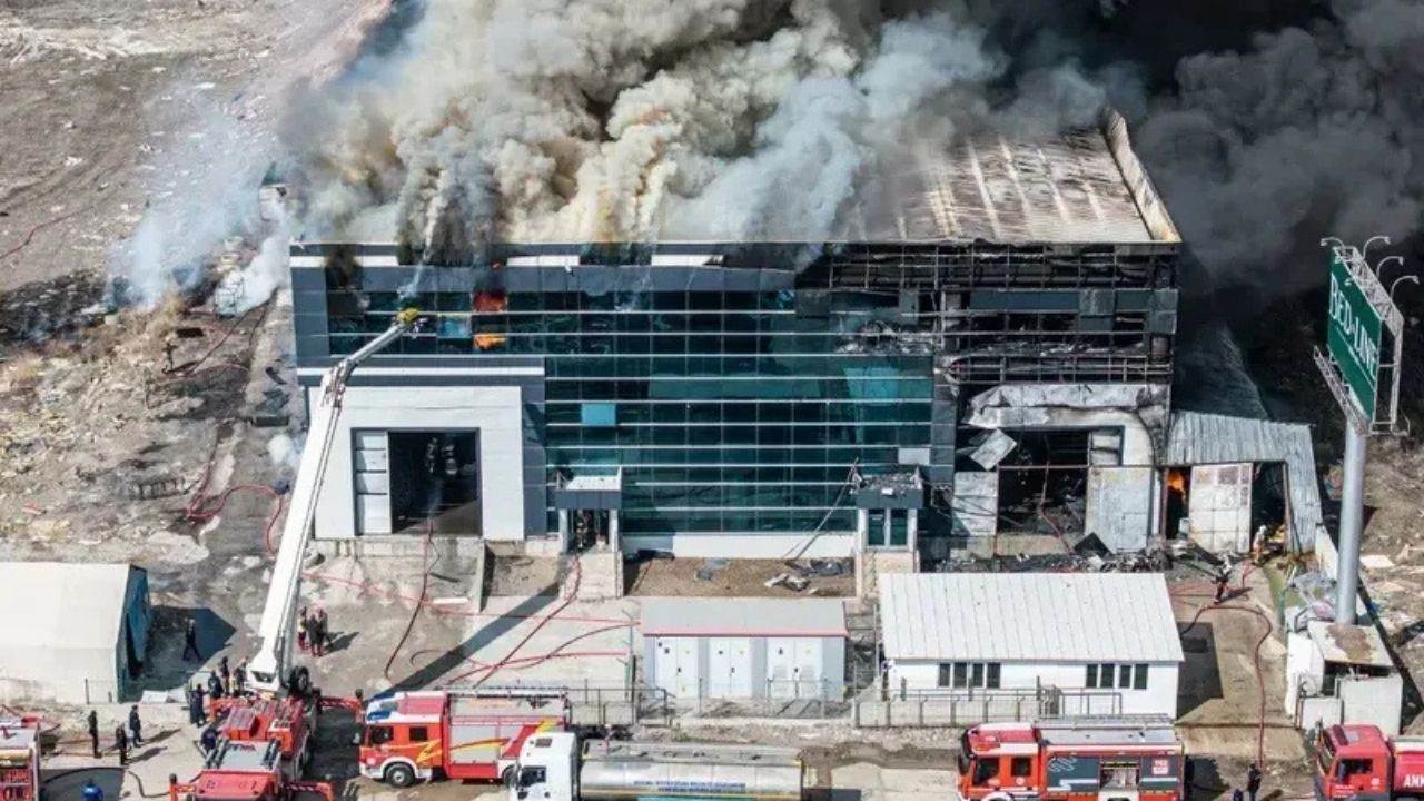 Ankara’nın Akyurt ilçesinde bir yatak fabrikasında çıkan yangın, itfaiye ekiplerinin
