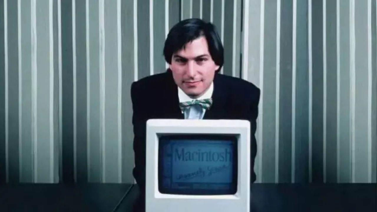 Apple’ın kurucusu Steve Jobs’ın 1984’te Macintosh bilgisayarını tanıtırken taktığı pembe-yeşil