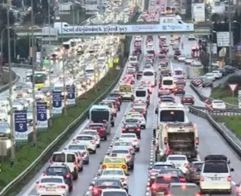 Karayolu Güvenliği Günü ve Trafik Haftası kapsamında İstanbul’daki trafik yoğunluğu