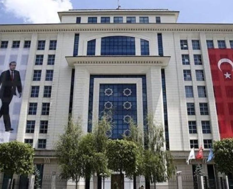 AK Parti Genel Merkez binası önünde, bir özel harekat polisi