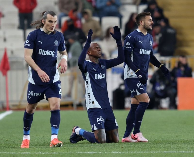 Fenerbahçe, Süper Lig’in 31. haftasında deplasmanda Sivasspor’u 3-1 mağlup etti.
