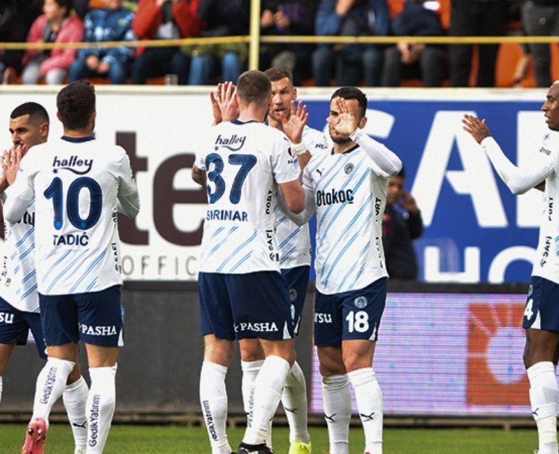 Sivasspor - Fenerbahçe maçının başlamasına sayılı dakikalar kala mücadelede ilk