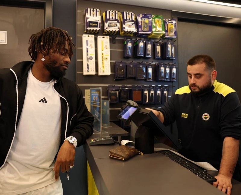 Fenerbahçe'nin Fransız yıldızı Allan Saint-Maximin, Maraton Fenerium Mağazası’nda sarı-lacivertli taraftarlarla