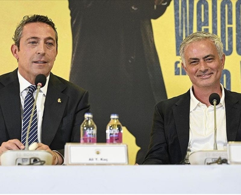 İsmail Kartal’ın teknik direktörlüğünü yaptığı İran ekibi Persepolis’te forma giyen