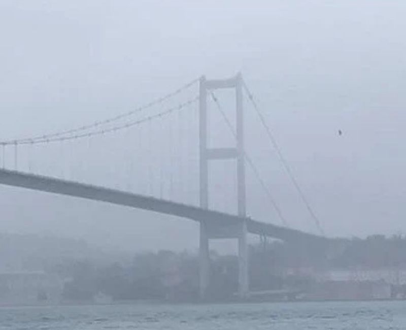 İstanbul'un birçok noktasında etkisini gösteren sis nedeniyle gemi trafiği askıya
