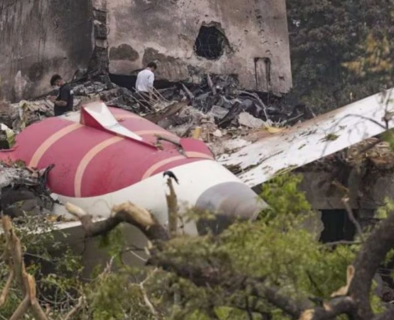 Air India’ya ait bir yolcu uçağının kalkış sırasında düşmesi sonrası,