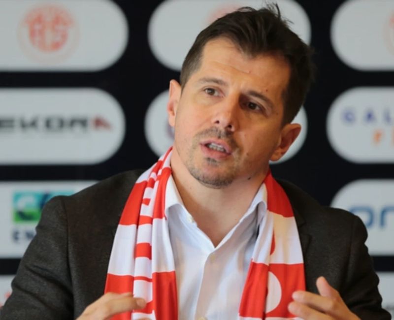 Emre Belözoğlu, Onvo Antalyaspor'daki görevinden ayrıldığını duyurdu. Süper Lig temsilcisiyle