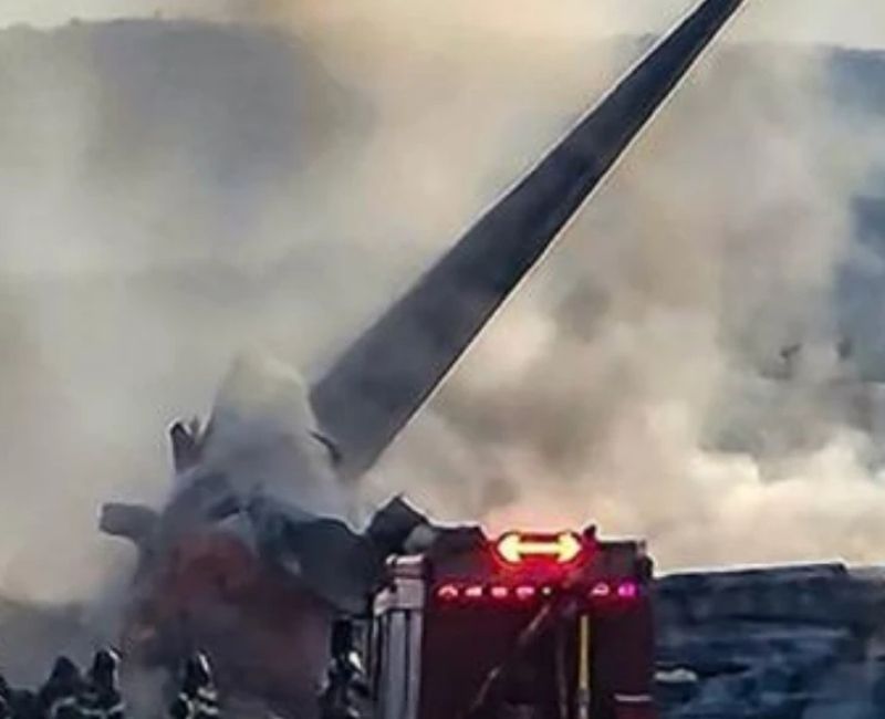 Hindistan’da Ahmedabad-Londra seferini gerçekleştiren bir yolcu uçağı kalkıştan kısa süre