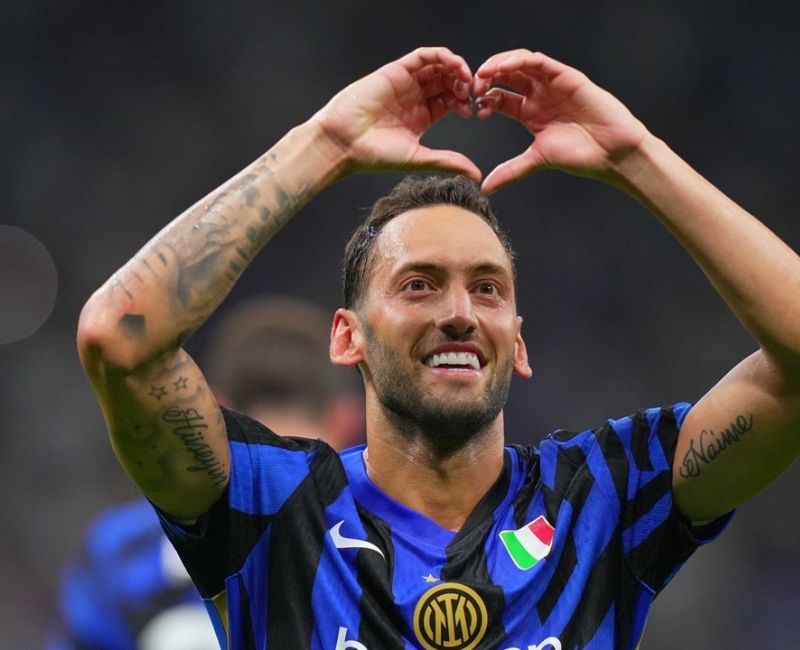 Fenerbahçe'nin, Inter'de forma giyen milli futbolcu Hakan Çalhanoğlu'nu kadrosuna katmak