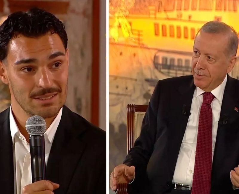 Cumhurbaşkanı Recep Tayyip Erdoğan ile milli futbolcu Kaan Ayhan'a 