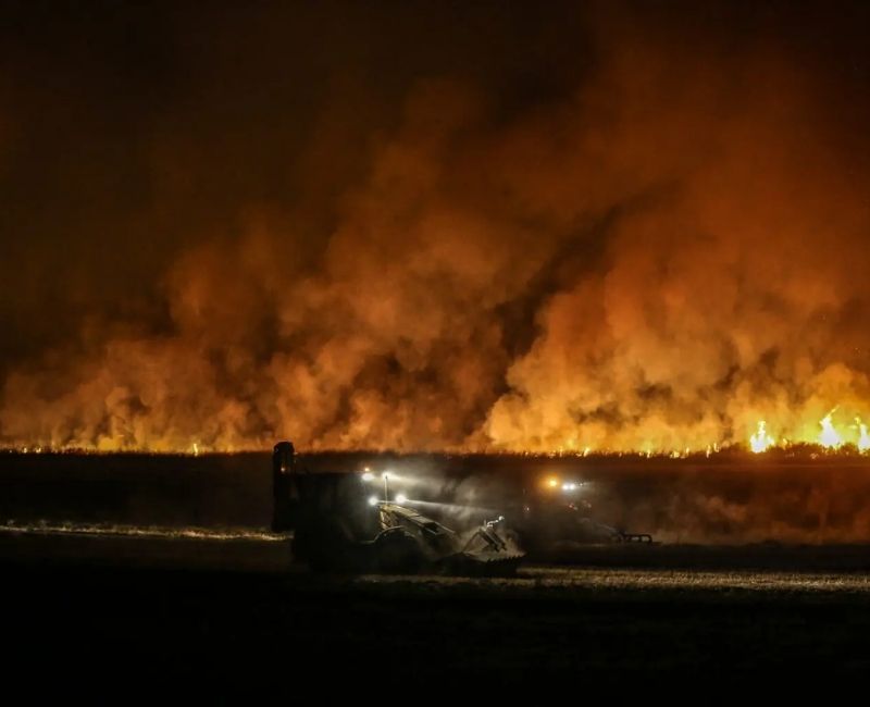 Tekirdağ’ın Şarköy ilçesinde tarım alanında başlayan yangın, rüzgarın etkisiyle ormanlık