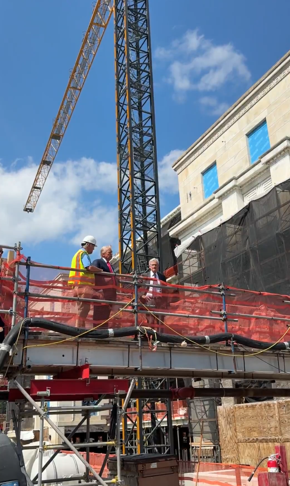 ABD Başkanı Trump ABD Merkez Bankası'nı ziyaret etti