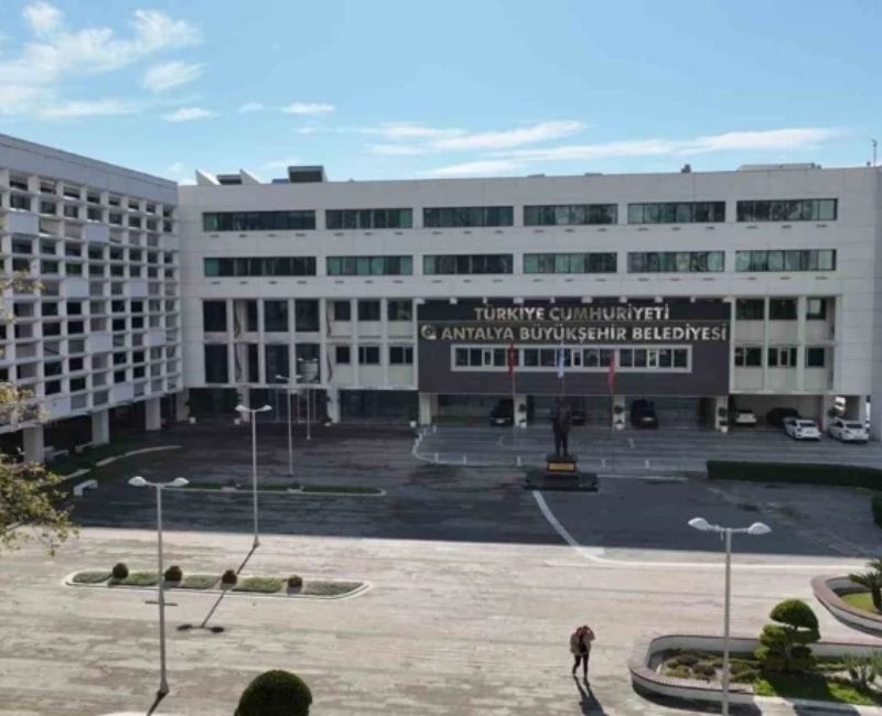 İstanbul Büyükşehir Belediyesi’ne yönelik sabah saatlerinde düzenlenen yolsuzluk ve rüşvet