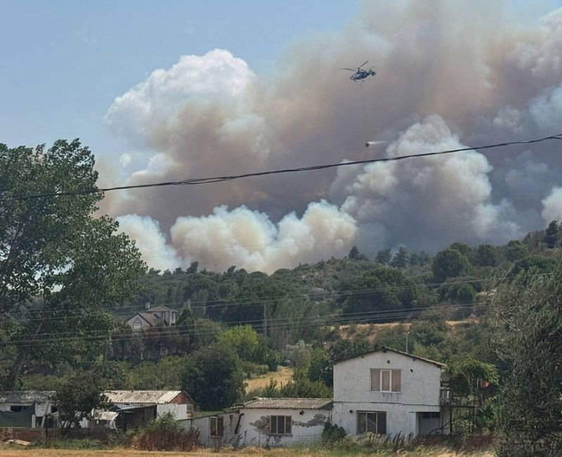Çanakkale’de tarım arazisinde çıkan ve ormanlık alana sıçrayan yangına havadan