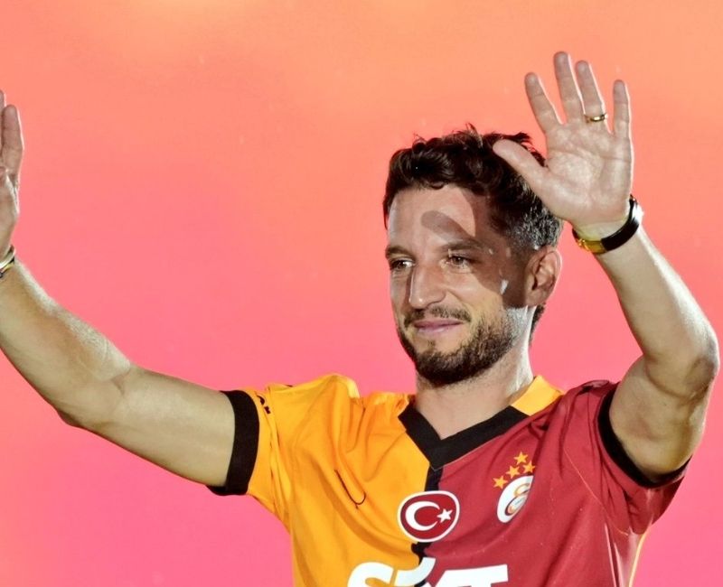 Galatasaray’ın eski futbolcusu Dries Mertens, 38 yaşında futbolculuk kariyerini sonlandırdı.