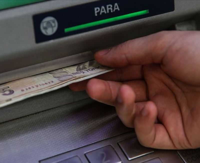 Bursa’da ATM’lerden para çeken vatandaşları dolandırdığı öne sürülen bir kişi