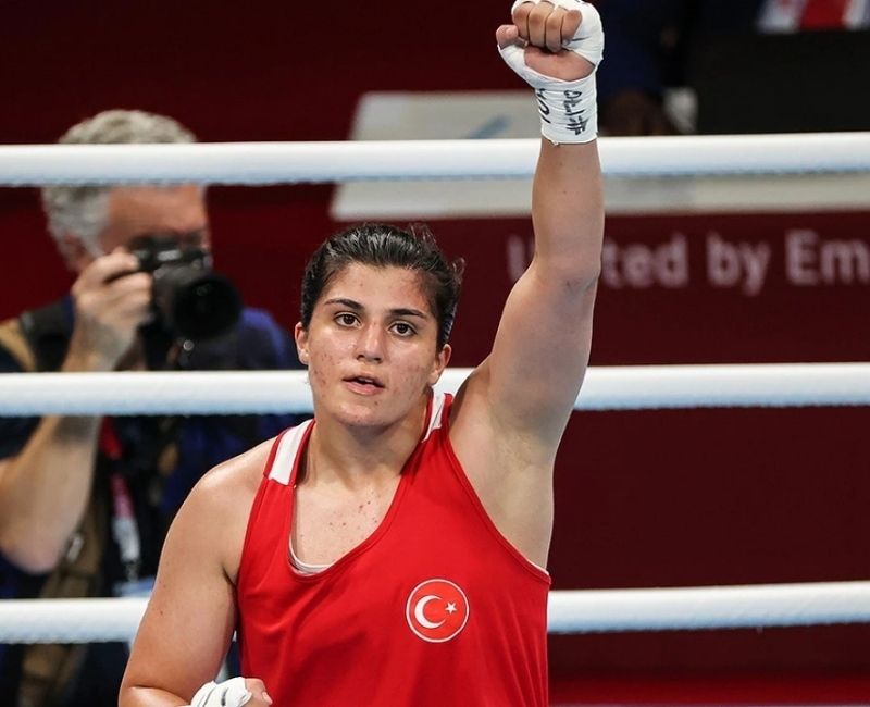 Olimpiyat ve dünya şampiyonu milli boksör Busenaz Sürmeneli, İngiltere’nin Liverpool