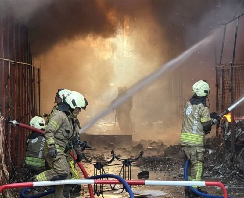 İstanbul Bağcılar’da bulunan İSTOÇ Ticaret Merkezi’nde çıkan yangın kısa sürede