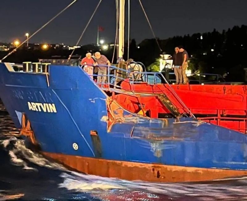 İstanbul'da Beşiktaş-Üsküdar seferini yapan yolcu vapuru, bir yük gemisine çarptı.
