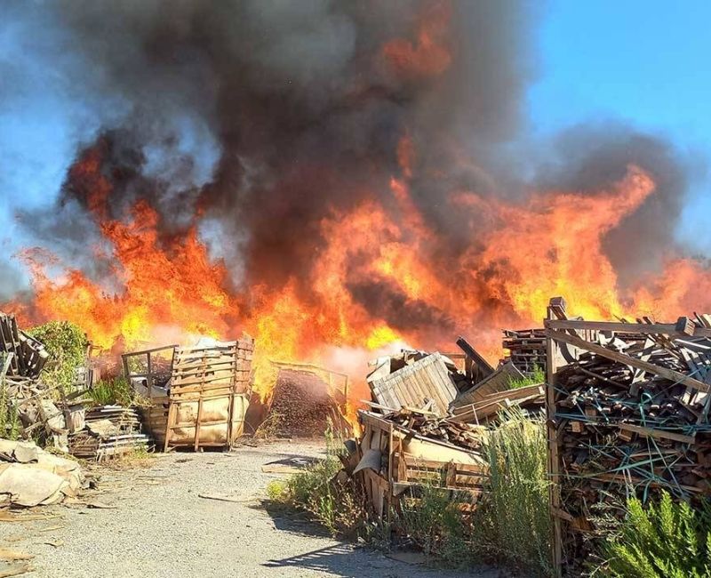 Manisa'nın Yunusemre ilçesinde bir palet fabrikasında yangın çıktı. Yangının kükürt