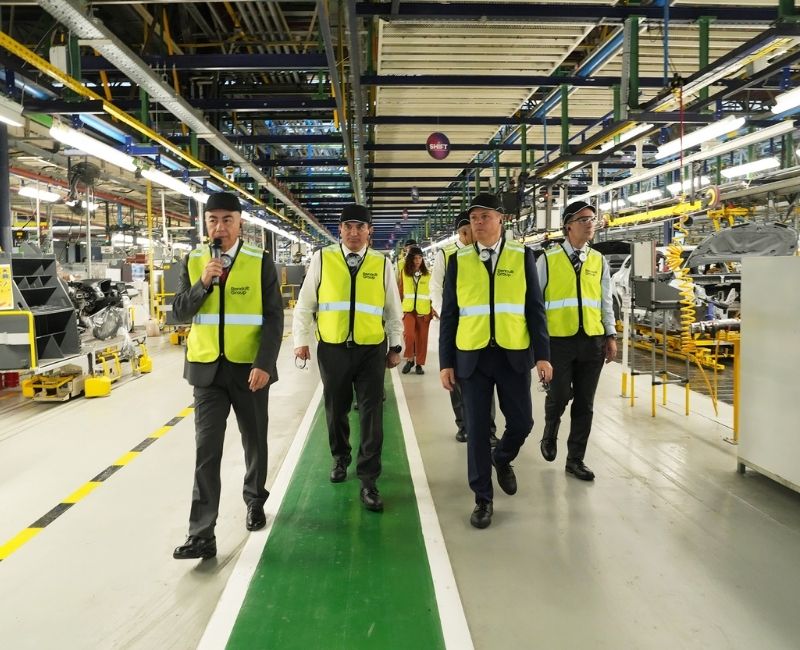Oyak Renault’nun Bursa’daki üretim üssünü ziyaret eden OYAK Genel Müdürü