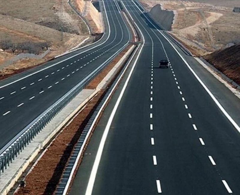 Kara yollarında çeşitli güzergahlarda yürütülen bakım, onarım ve üstyapı çalışmaları