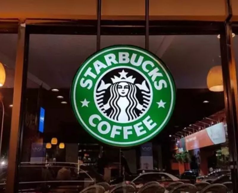 ABD’nin üç eyaletinde Starbucks çalışanları, yeni kıyafet yönetmeliği nedeniyle ortaya