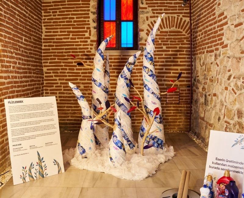 İVA Sanat’ın düzenlediği “Sanatta Hayat Var: II. Karma Sergi” sanatseverlerle