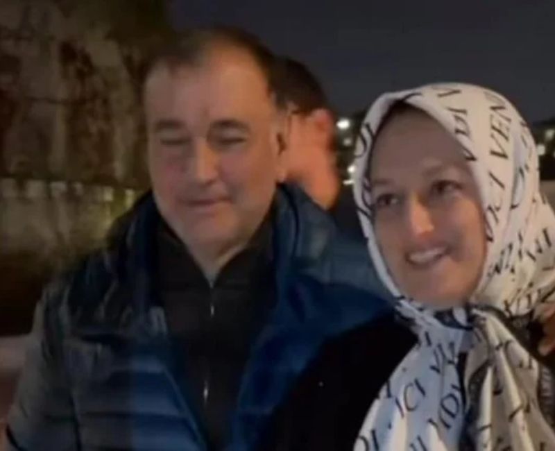 İş insanı Murat Ülker eşiyle birlikte yürüyüş yaptığı esnada basın