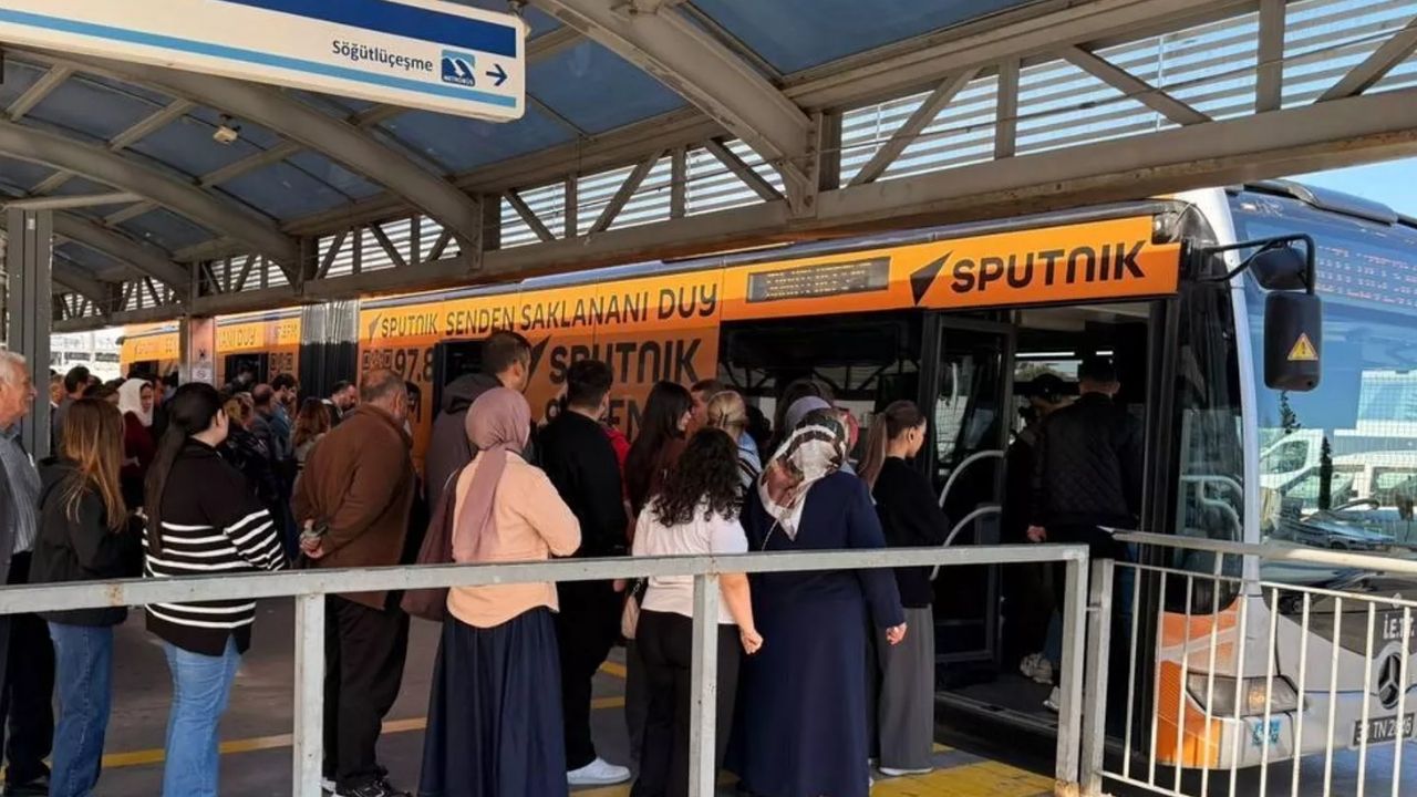 Sputnik Türkiye Haber Ajansı ve Radyosu logosunu taşıyan metrobüsler, İstanbul’un
