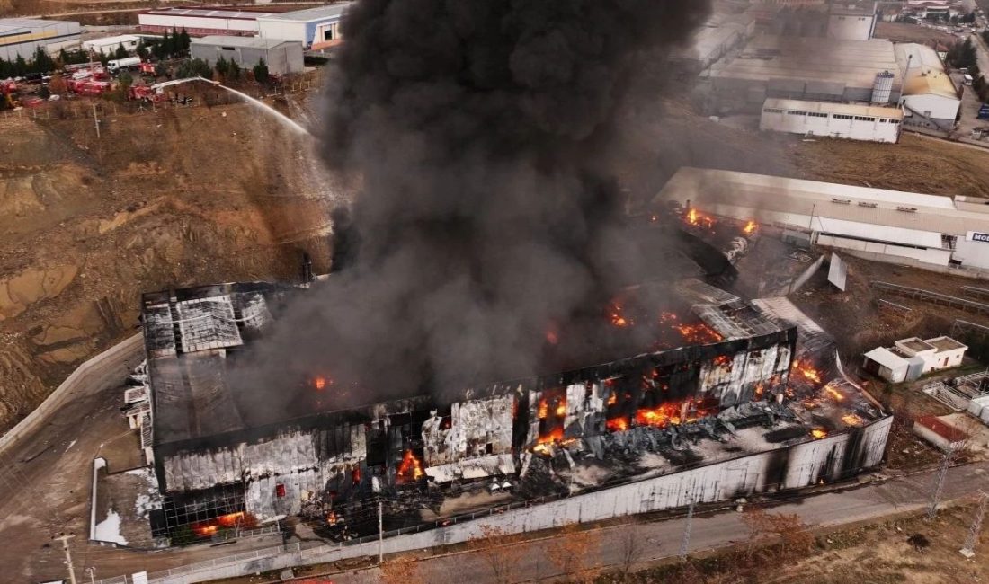 Kırıkkale Organize Sanayi Bölgesi’nde bulunan Bahadır Kimya fabrikasında çıkan yangın,
