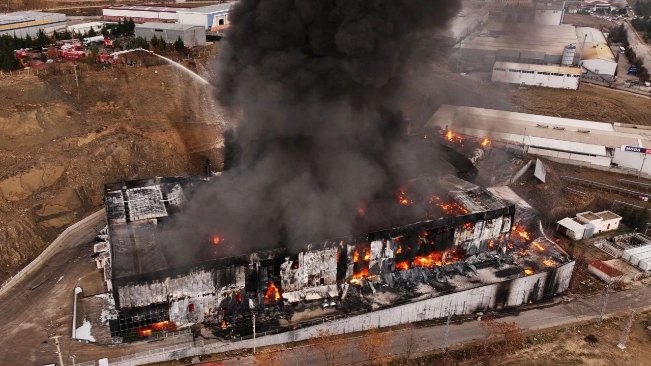 Kırıkkale Organize Sanayi Bölgesi’nde bulunan Bahadır Kimya fabrikasında çıkan yangın,