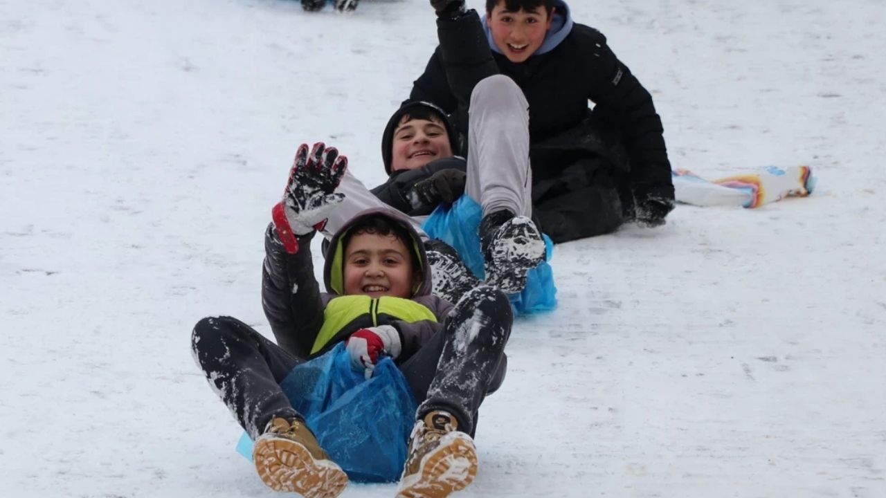 Yarın okullar tatil mi? Hangi illerde yarın okullar tatil olacak? 30 Aralık Salı için açıklama yapıldı mı?