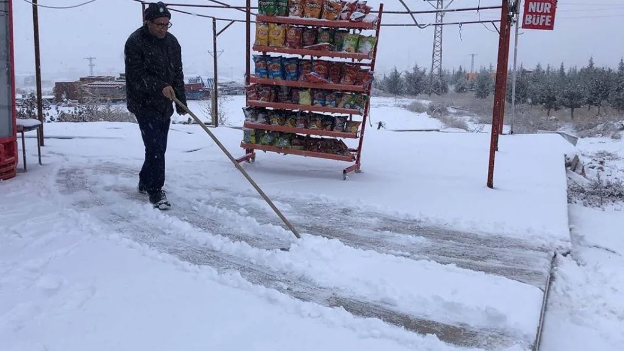 Yarın okullar tatil mi? Hangi illerde yarın okullar tatil olacak? 30 Aralık Salı için açıklama yapıldı mı?