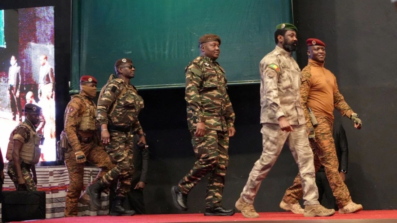 Burkina Faso’da hükümet, ülkedeki tüm siyasi partilerin feshedilmesine karar verdi.