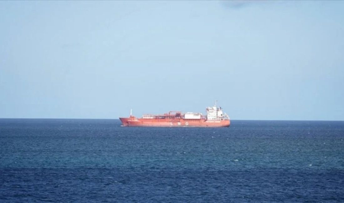 Reuters’ın aktardığına göre, Hürmüz Boğazı’ndan geçmeye çalışan iki ticari gemiye